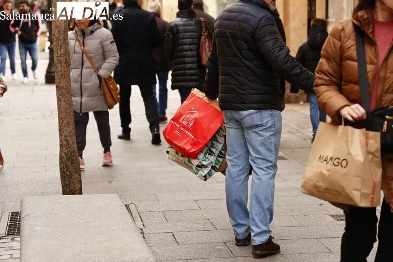 Personas en el centro de Salamanca en el primer día de rebajas | Fotos: David Sañudo
