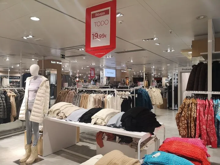 Todo preparado para comenzar las rebajas en El Corte Inglés