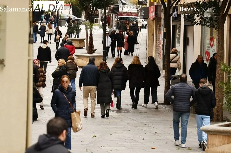 Personas en el centro de Salamanca en el primer día de rebajas | Fotos: David Sañudo
