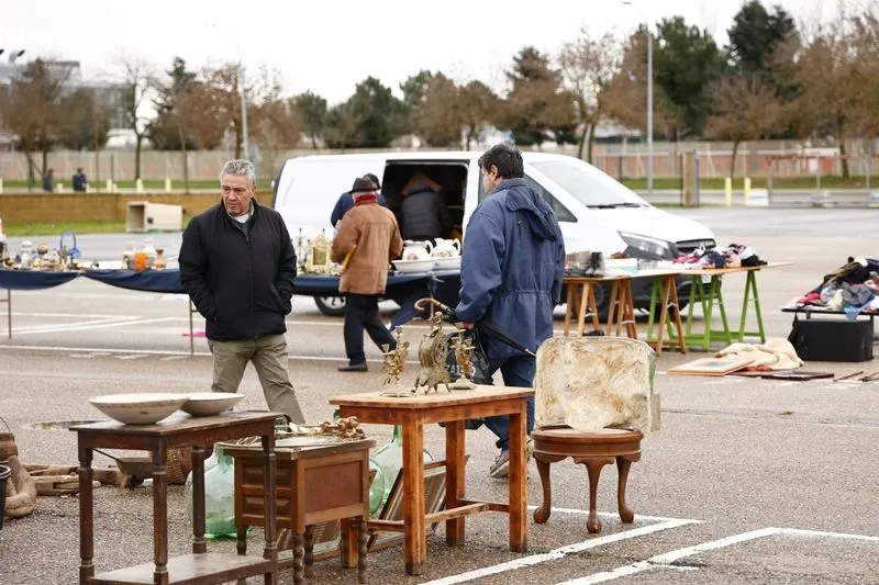 El frío y el viento no frena a los salmantinos fieles al Rastro | Fotos: David Sañudo