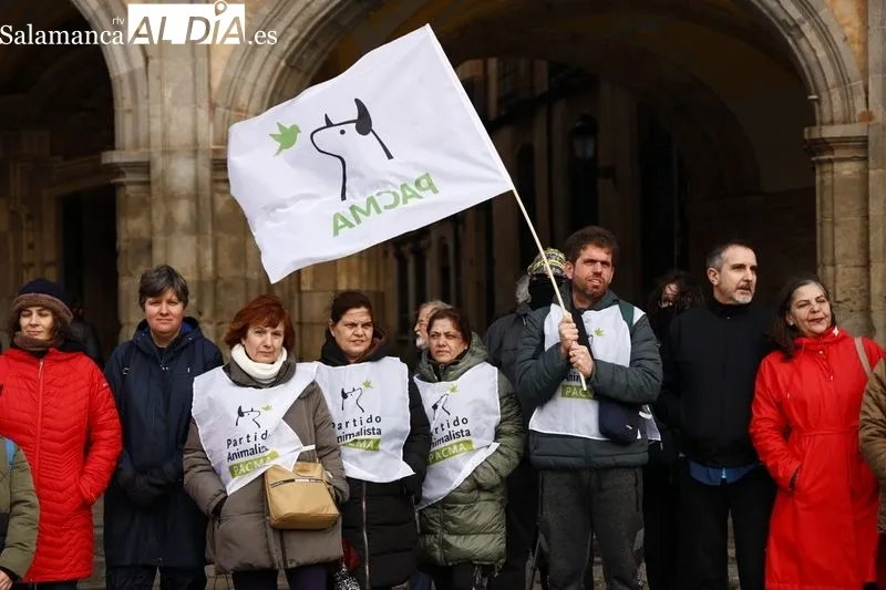 PACMA se concentra contra la exclusión de perros de caza de la Ley de Bienestar Animal | Fotos: David Sañudo