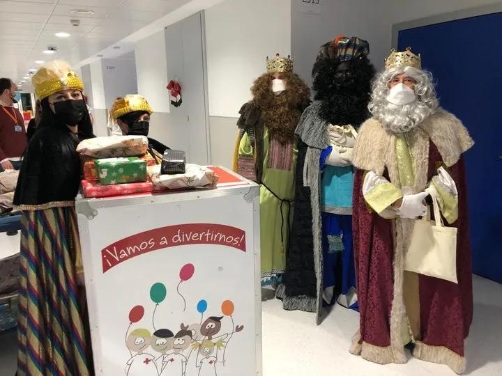 Los Reyes Magos visitan a los niños ingresados en el Hospital de Salamanca