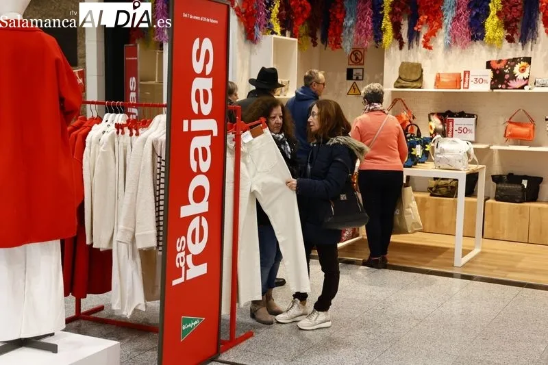 Pistoletazo de Salamanca de El Corte Inglés en las rebajas de invierno | Fotos: David Sañudo