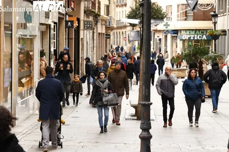 Personas en el centro de Salamanca en el primer día de rebajas | Fotos: David Sañudo