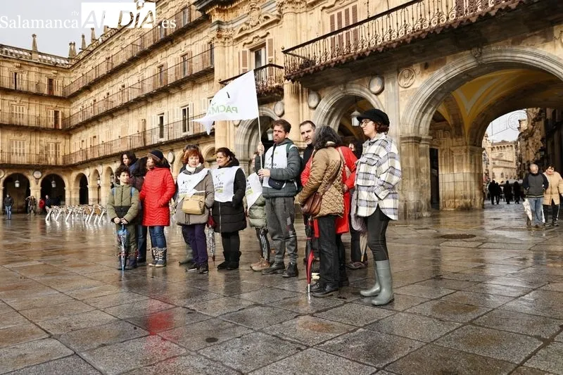 PACMA se concentra contra la exclusión de perros de caza de la Ley de Bienestar Animal | Fotos: David Sañudo