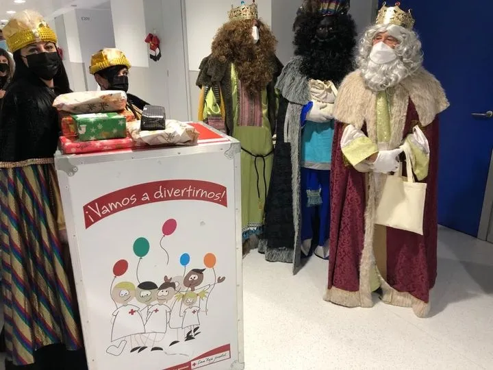 Los Reyes Magos visitan a los niños ingresados en el Hospital de Salamanca