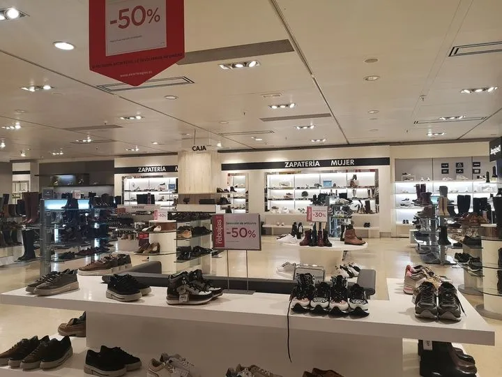 Todo preparado para comenzar las rebajas en El Corte Inglés