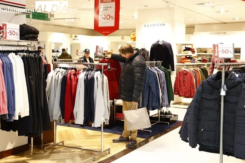 Pistoletazo de Salamanca de El Corte Inglés en las rebajas de invierno | Fotos: David Sañudo