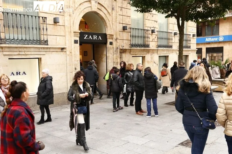 Personas en el centro de Salamanca en el primer día de rebajas | Fotos: David Sañudo