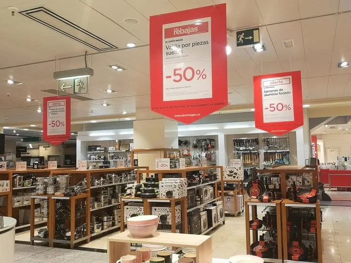 Todo preparado para comenzar las rebajas en El Corte Inglés