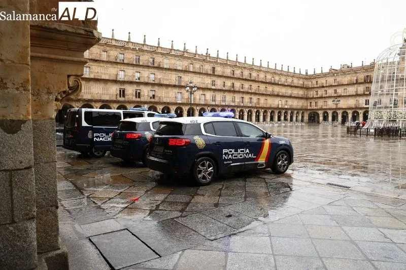 PACMA se concentra contra la exclusión de perros de caza de la Ley de Bienestar Animal | Fotos: David Sañudo