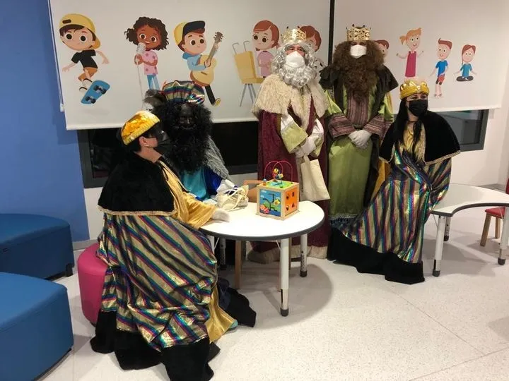 Los Reyes Magos visitan a los niños ingresados en el Hospital de Salamanca