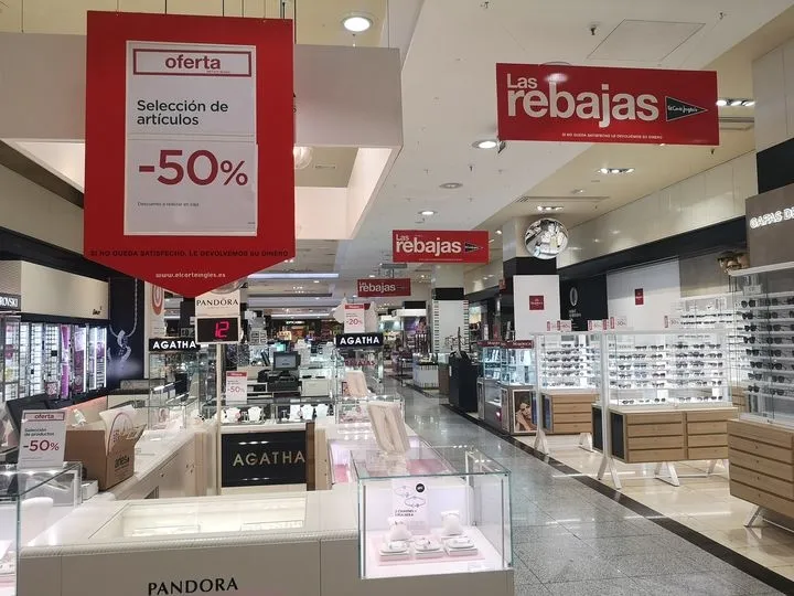 Todo preparado para comenzar las rebajas en El Corte Inglés