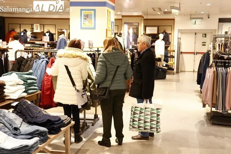 Pistoletazo de Salamanca de El Corte Inglés en las rebajas de invierno | Fotos: David Sañudo
