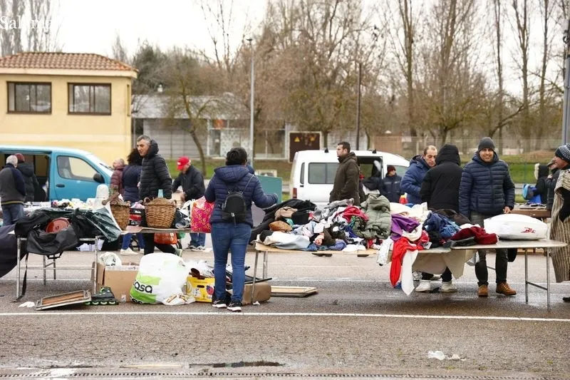 El frío y el viento no frena a los salmantinos fieles al Rastro | Fotos: David Sañudo