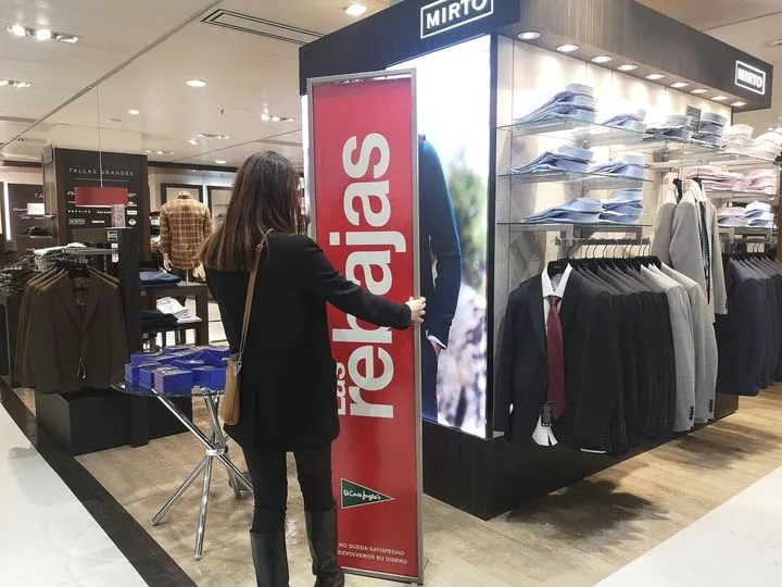 Todo preparado para comenzar las rebajas en El Corte Inglés