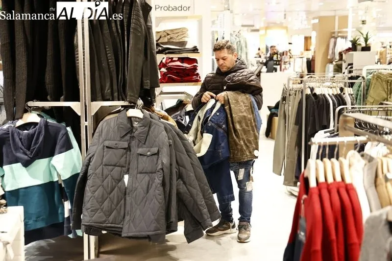 Pistoletazo de Salamanca de El Corte Inglés en las rebajas de invierno | Fotos: David Sañudo