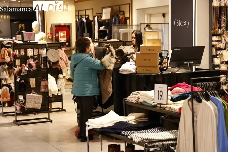 Pistoletazo de Salamanca de El Corte Inglés en las rebajas de invierno | Fotos: David Sañudo