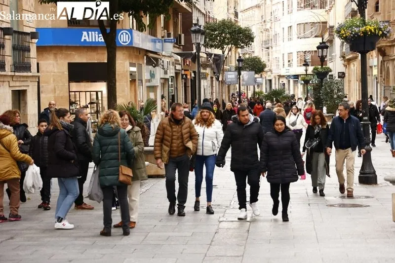 Personas en el centro de Salamanca en el primer día de rebajas | Fotos: David Sañudo