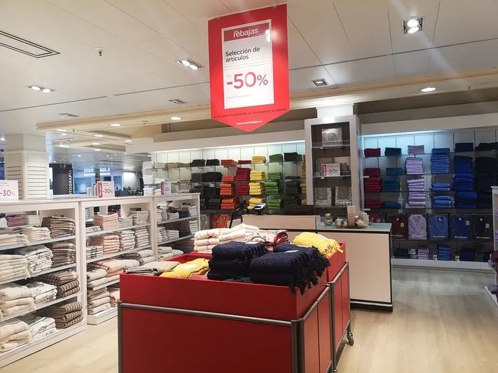 Todo preparado para comenzar las rebajas en El Corte Inglés