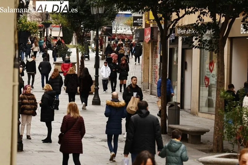 Personas en el centro de Salamanca en el primer día de rebajas | Fotos: David Sañudo