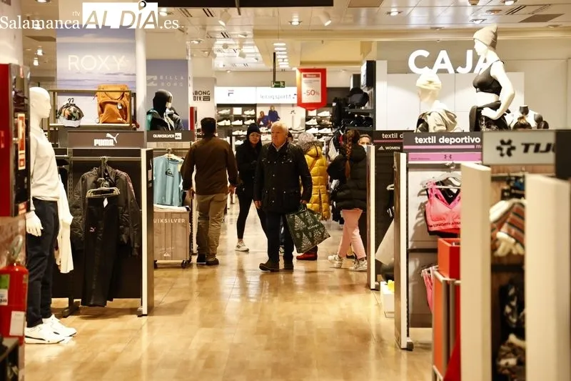 Pistoletazo de Salamanca de El Corte Inglés en las rebajas de invierno | Fotos: David Sañudo