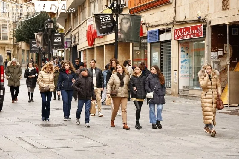 Personas en el centro de Salamanca en el primer día de rebajas | Fotos: David Sañudo