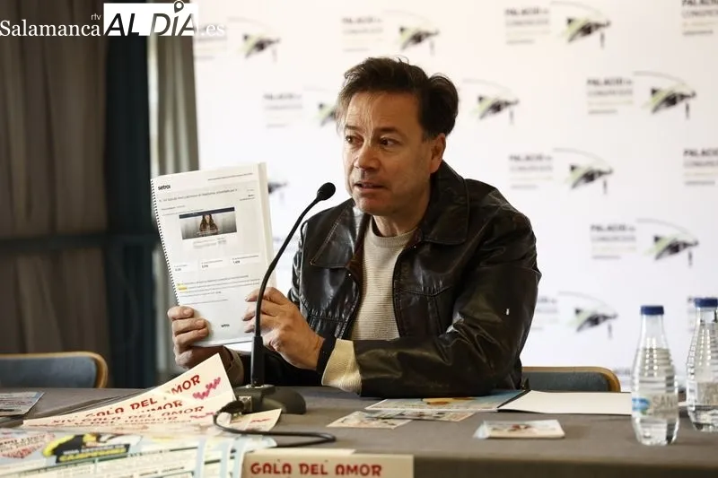 Fernando Castaño, concejal de Turismo, y Victor Samarkanda, promotor de la Gala del Amor y del Humor. Foto David Sañudo
