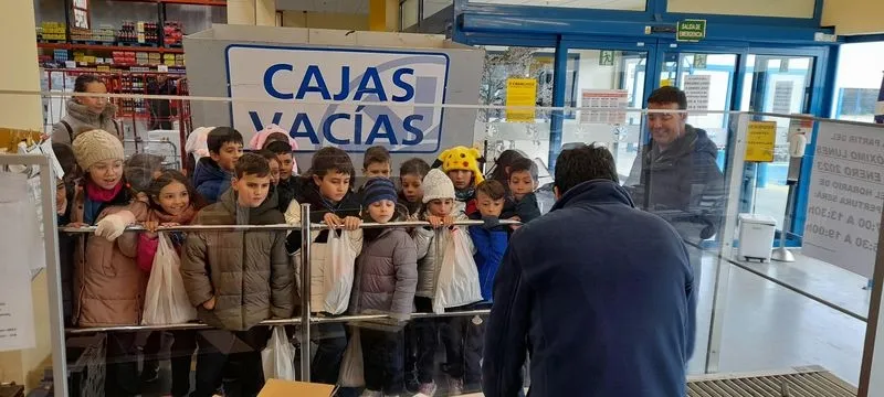 Visita de escolares del colegio San Juan Bosco a las instalaciones de Mercasalamanca