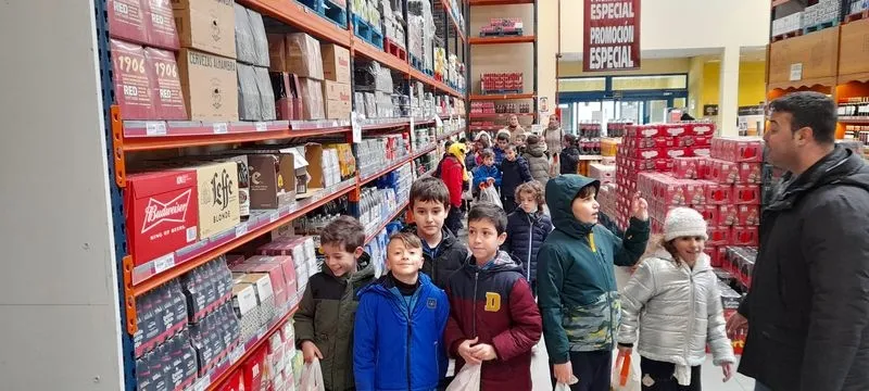 Visita de escolares del colegio San Juan Bosco a las instalaciones de Mercasalamanca