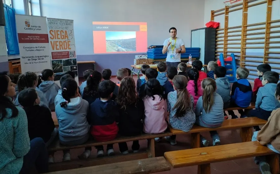 Foto 4 - El Colegio San Francisco acoge el estreno de una obra de Al&uacute;a Teatro sobre Siega Verde