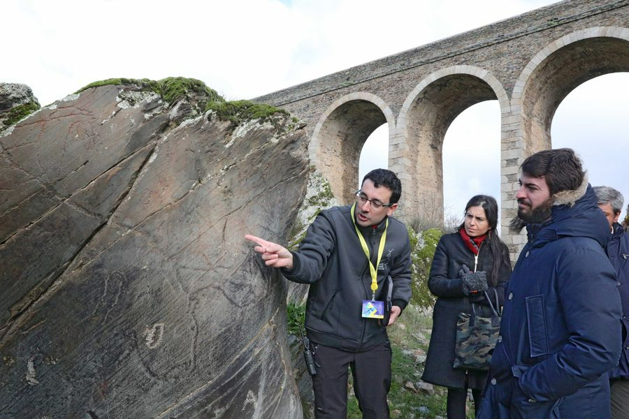 Foto 4 - García-Gallado visita el Yacimiento Prehistórico de Siega Verde