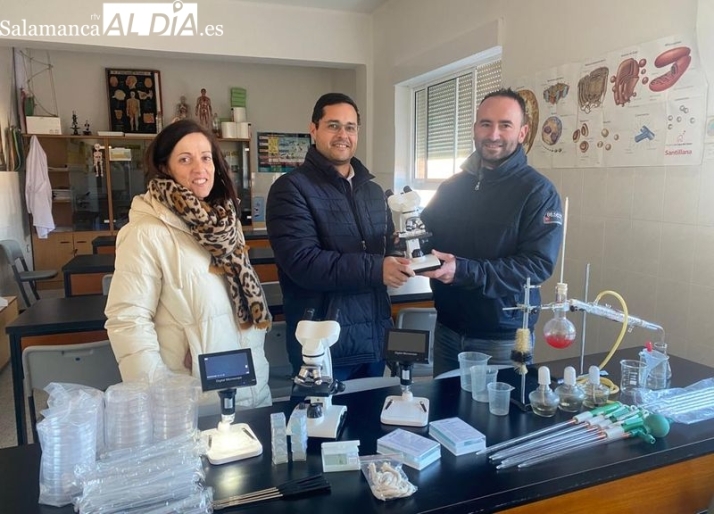 EL AMPA del Colegio Santa Isabel dona material de laboratorio al centro educativo