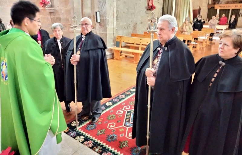 Momento de la entrega de las varas del Santísimo a favor de los nuevos mayordomos