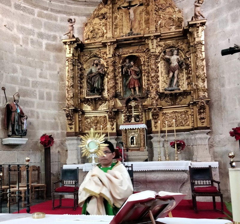 Bendición en la minerva a cardo del sacerdote peruano Héctor Maguiña Julca