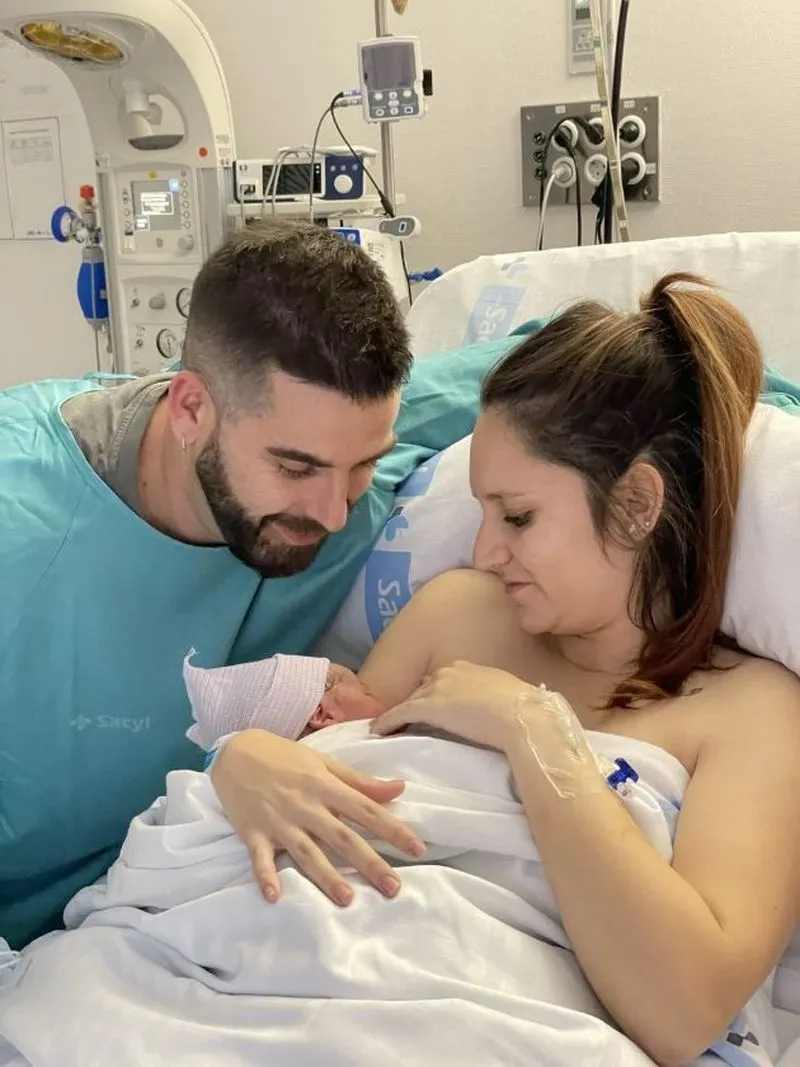 Lara Muñoz Gayo y Cristian Elena García con Logan, el primer bebé de 2023 nacido en Salamanca