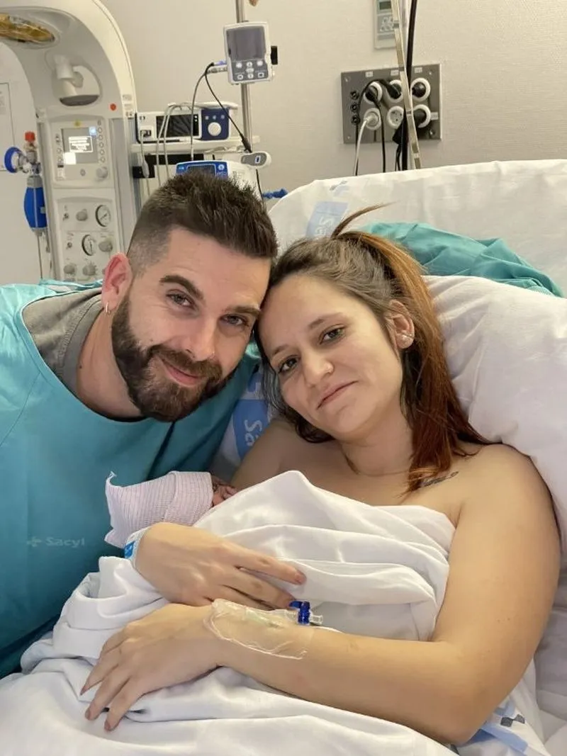 Lara Muñoz Gayo y Cristian Elena García con Logan, el primer bebé de 2023 nacido en Salamanca
