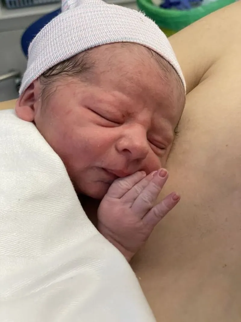 Lara Muñoz Gayo y Cristian Elena García con Logan, el primer bebé de 2023 nacido en Salamanca
