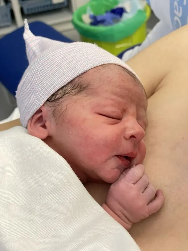 Lara Muñoz Gayo y Cristian Elena García con Logan, el primer bebé de 2023 nacido en Salamanca