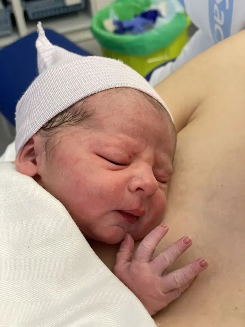 Lara Muñoz Gayo y Cristian Elena García con Logan, el primer bebé de 2023 nacido en Salamanca