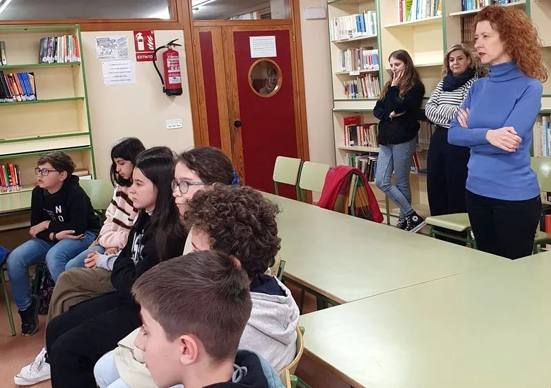 La concejala de Familia e Igualdad de Oportunidades, Ana Suárez, en su visita al IES Vaguada de la Palma, donde se imparten estos talleres