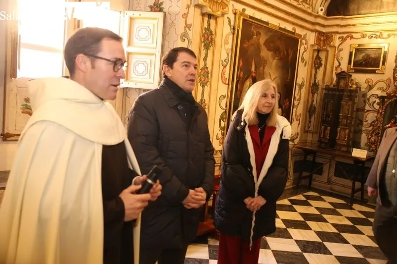 Visita de Mañueco a la exposición 'Teresa de Jesús: Mujer, Santa, Doctora', en el Monasterio de la Anunciación, en Alba de Tormes. Foto de Estudio Digital Francisco Cañizal