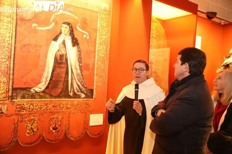 Visita de Mañueco a la exposición 'Teresa de Jesús: Mujer, Santa, Doctora', en el Monasterio de la Anunciación, en Alba de Tormes. Foto de Estudio Digital Francisco Cañizal