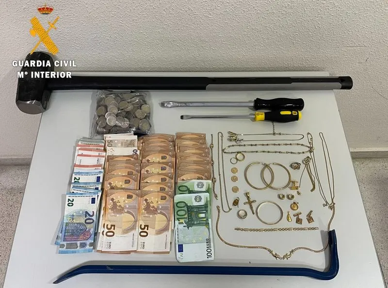 Dinero y material intervenido en esta operación. Foto GUARDIA CIVIL de Salamanca