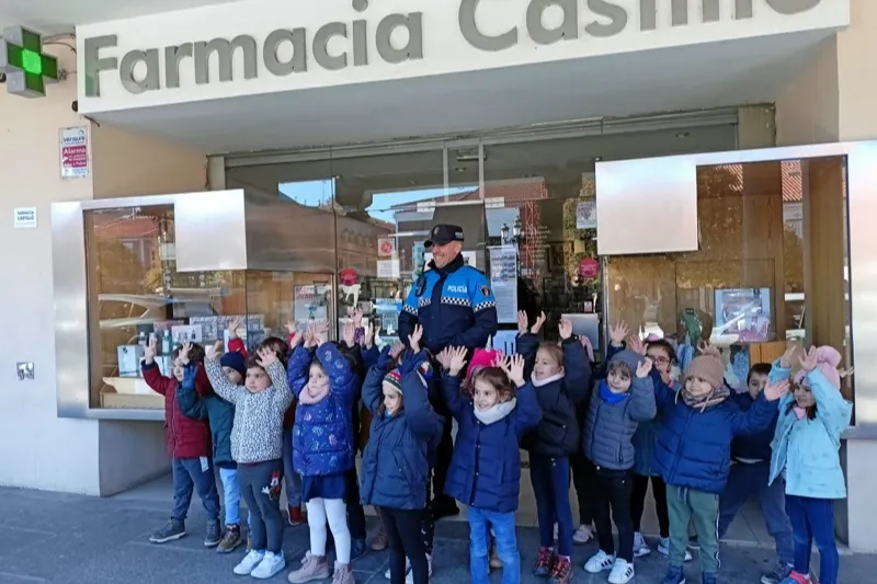 Alumnos del Ceip Miguel de Unamuno han conocido hoy el Ayuntamiento o la farmacia 