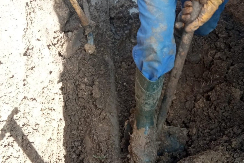 Operarios del Ayuntamiento de Macotera han reparado una importante avería en la red de agua de la localidad