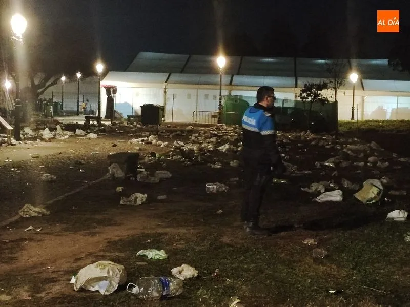 Guardia Civil y Policía Local custodian la carpa municipal para evitar la entrada masiva de jóvenes
