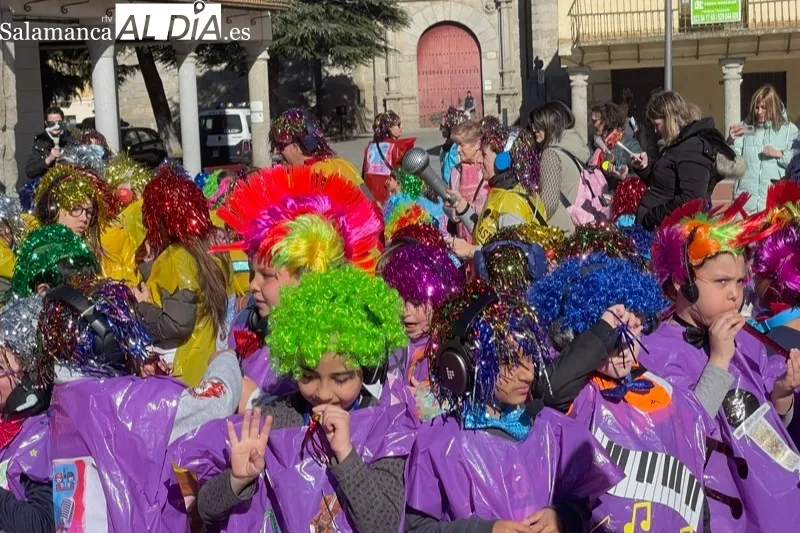 El CEIP Severiano Montero organizaba un colorido pasacalles de Carnaval