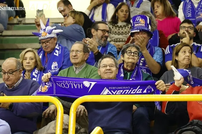 Galería de imágenes del partido con el público presente / Fotos: David Sañudo