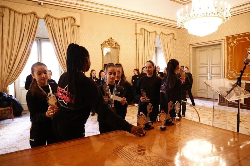 Foto 7 - El Club R&iacute;tmica Salamanca, recibido en el Ayuntamiento por el alcalde de la ciudad